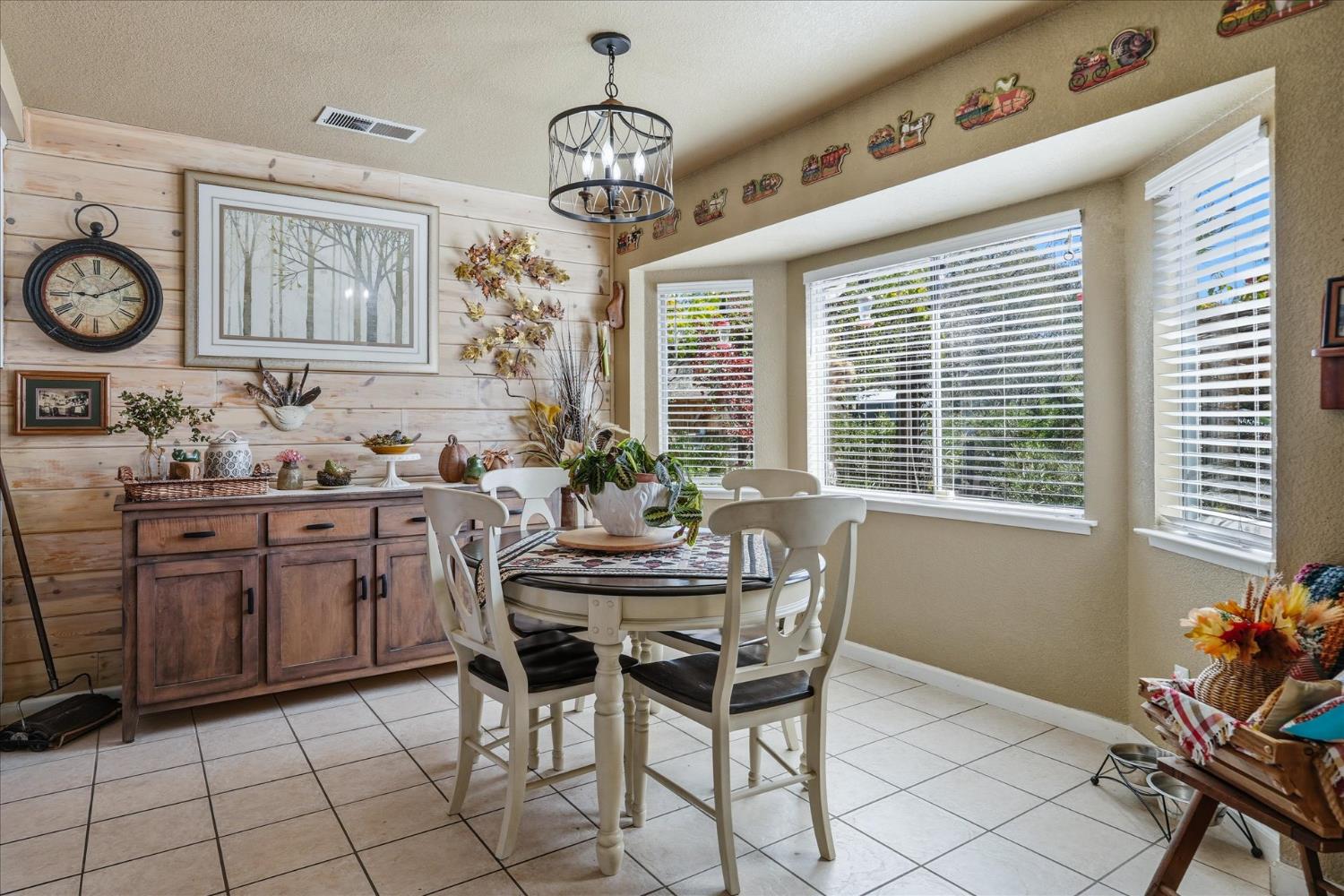 32583 River Knolls Road Coarsegold, CA 93614 - Photo 17 of 63 a dining room filled chandelier and kitchen view