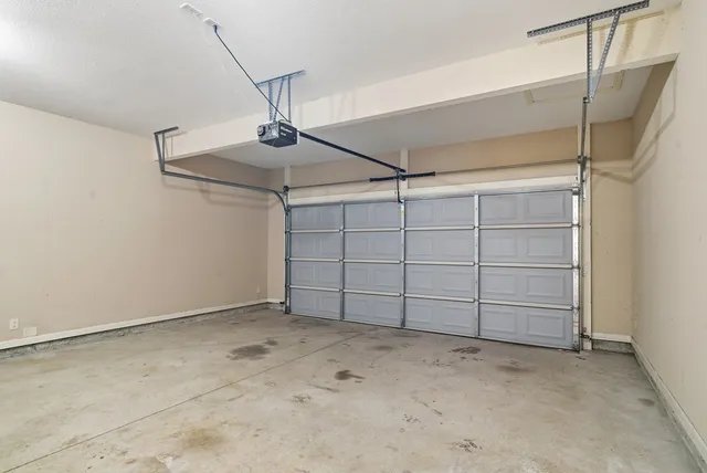 a view of a yard with a house