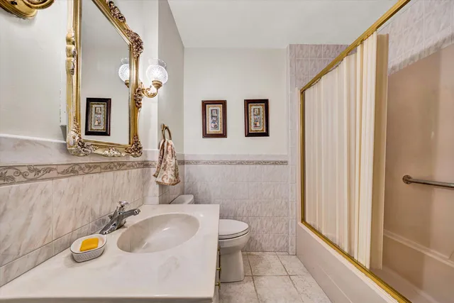 a view of a pathway with a yard