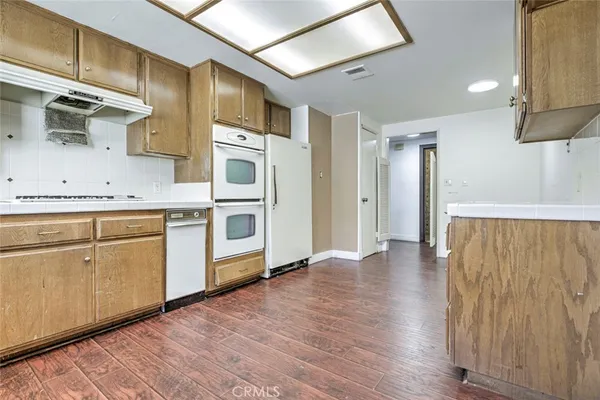 $3,300 | 17522 Sherman Way, Unit 202, Van Nuys, CA 91406