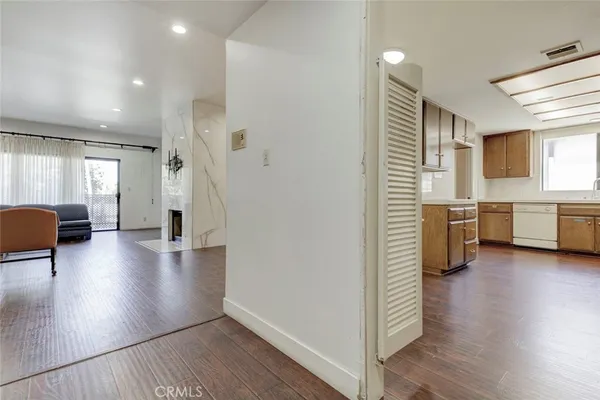 $3,300 | 17522 Sherman Way, Unit 202, Van Nuys, CA 91406