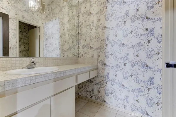 $3,300 | 17522 Sherman Way, Unit 202, Van Nuys, CA 91406
