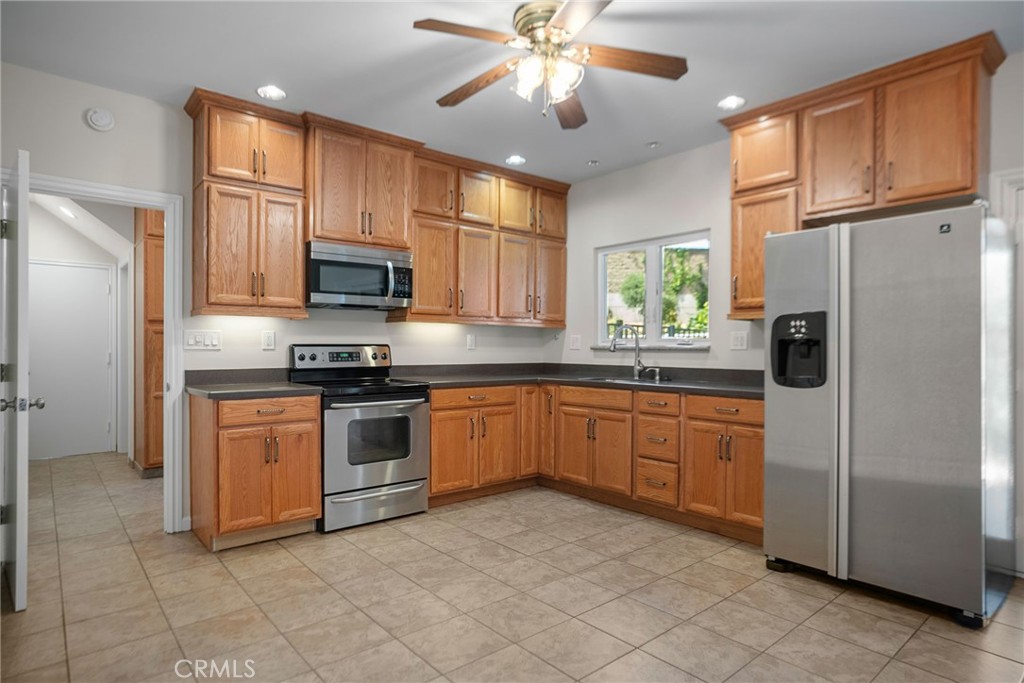 443 Woodbury Road Glendale, CA 91206 - Photo 39 of 48 Family Room with Kitchenette