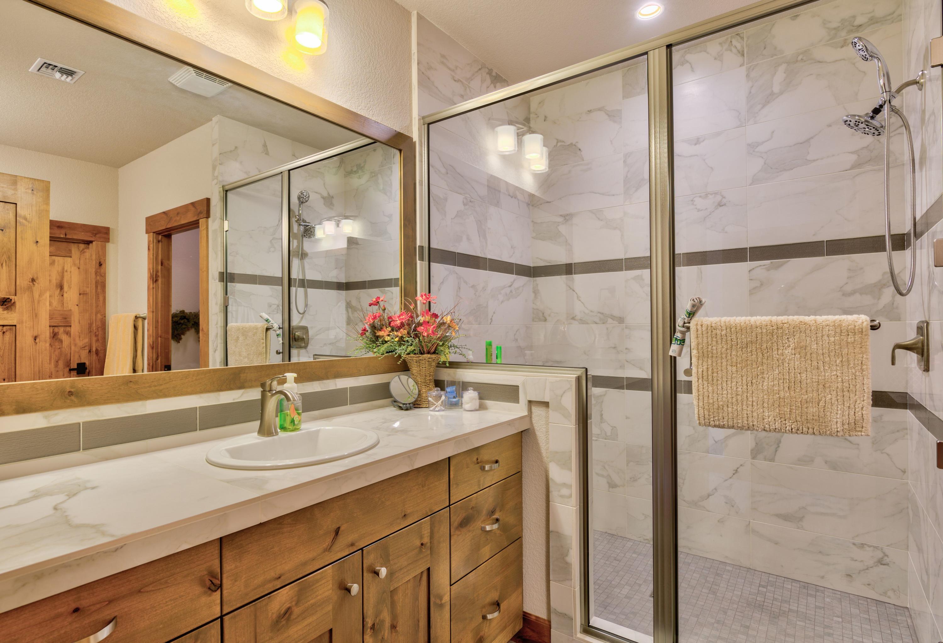 60444 Snap Shot Loop Bend, OR 97702 - Photo 20 of 38 Upstairs Bathroom