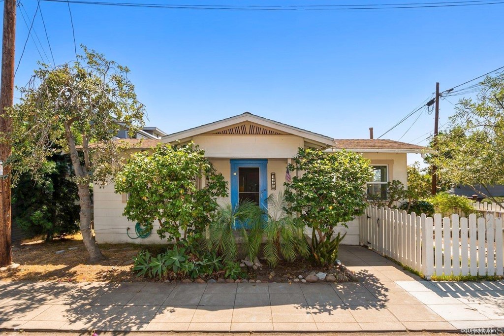 3023-3027 Olive Street San Diego, CA 92104 - Photo 21 of 41 3027 is the front house of the duplex