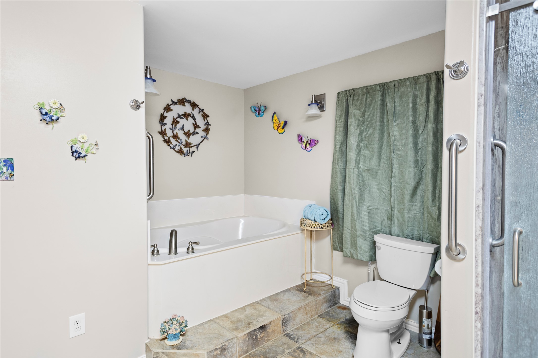 879 Interstate 45 Huntsville, TX 77340 - Photo 22 of 48 a bathroom with a toilet a sink and bathtub