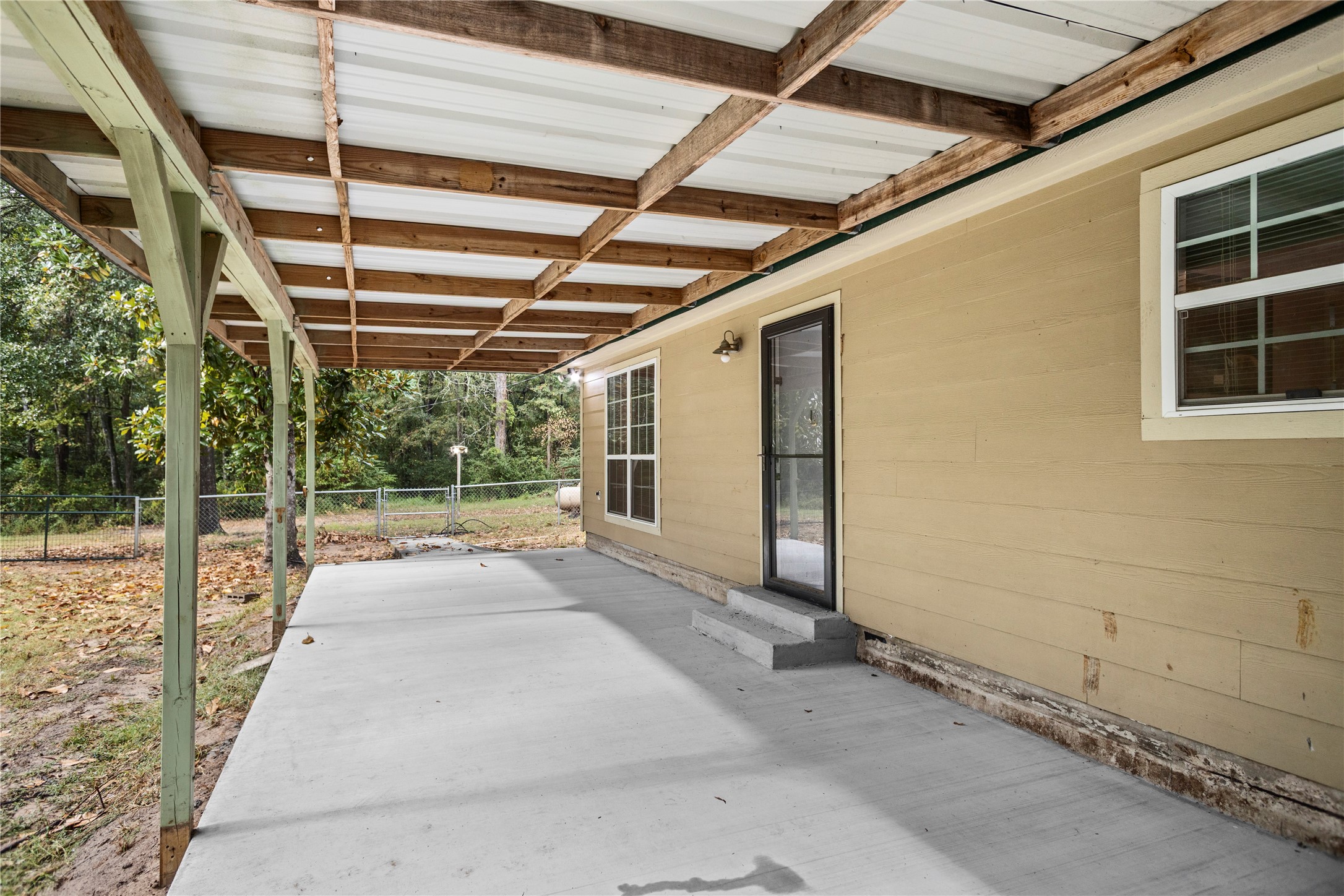 879 Interstate 45 Huntsville, TX 77340 - Photo 31 of 48 a view of a porch