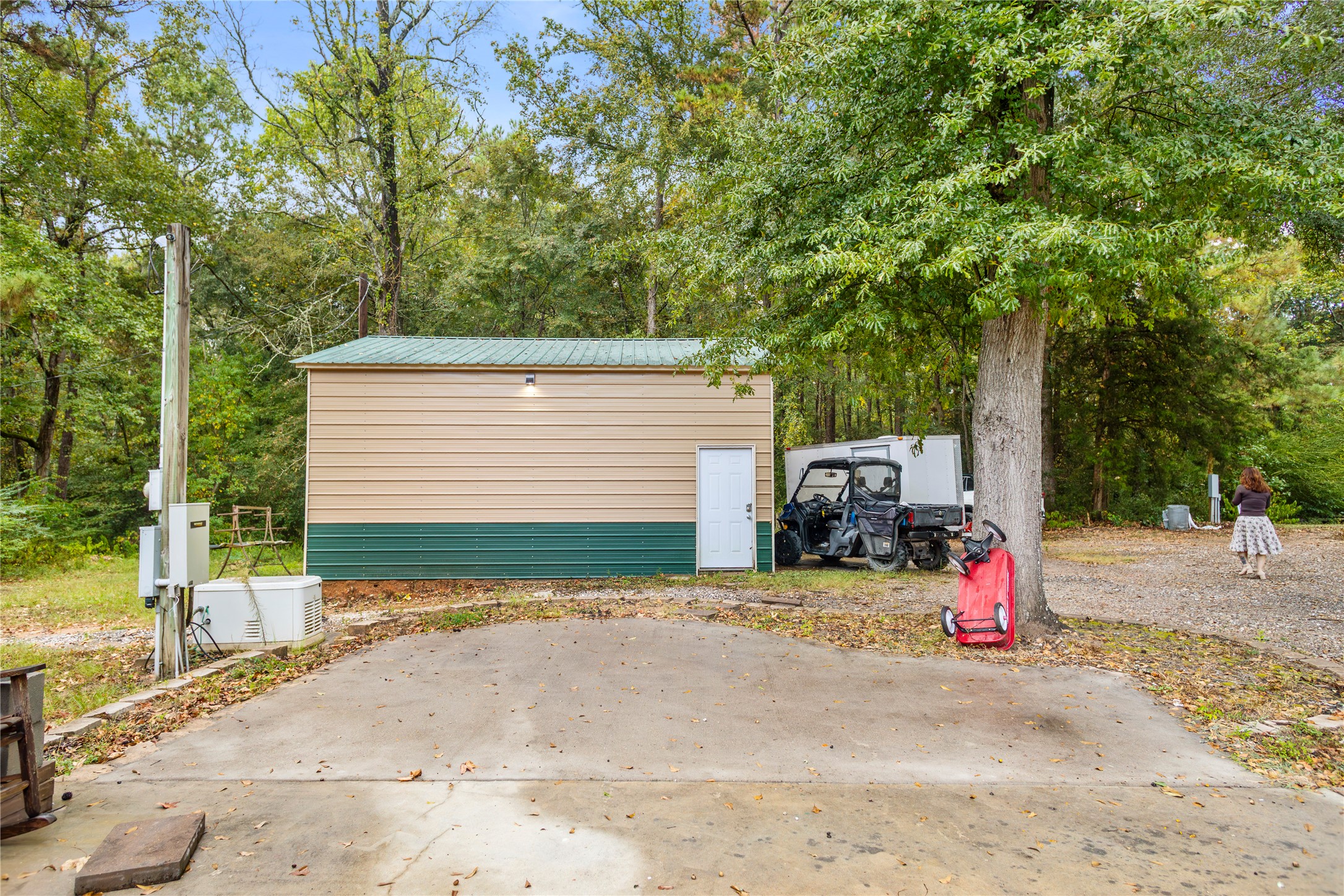 879 Interstate 45 Huntsville, TX 77340 - Photo 31 of 47 a view of the side of the house