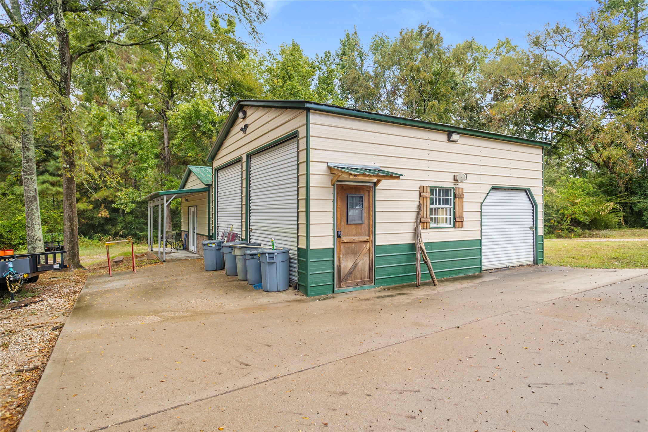 879 Interstate 45 Huntsville, TX 77340 - Photo 35 of 48 a view of a house with a patio