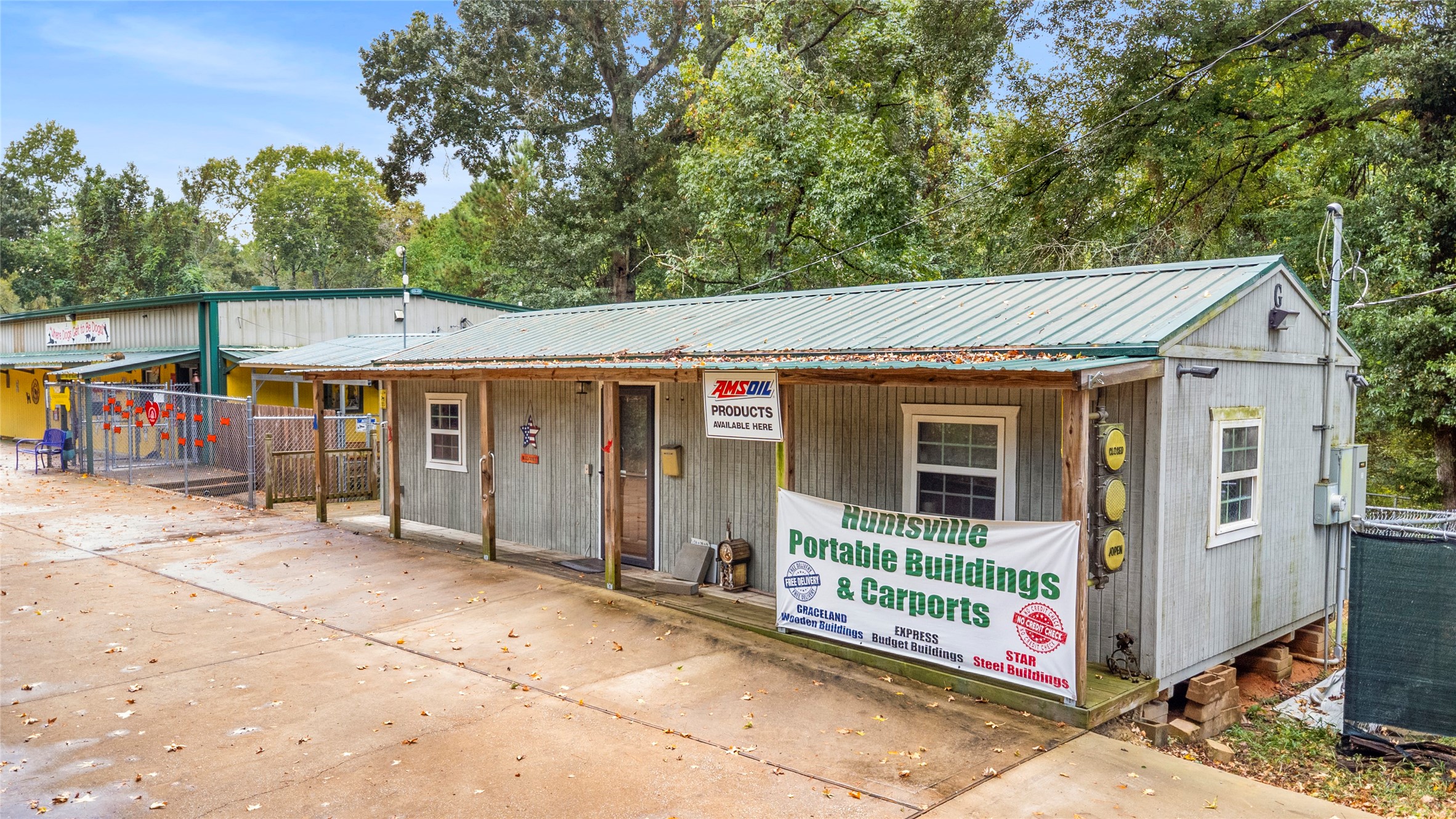 879 Interstate 45 Huntsville, TX 77340 - Photo 40 of 47 a view of a house with entrance gate