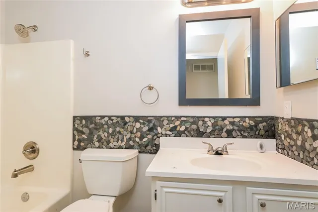 $2,075 | 14429 Jamestown Bay Drive, Florissant, MO 63034