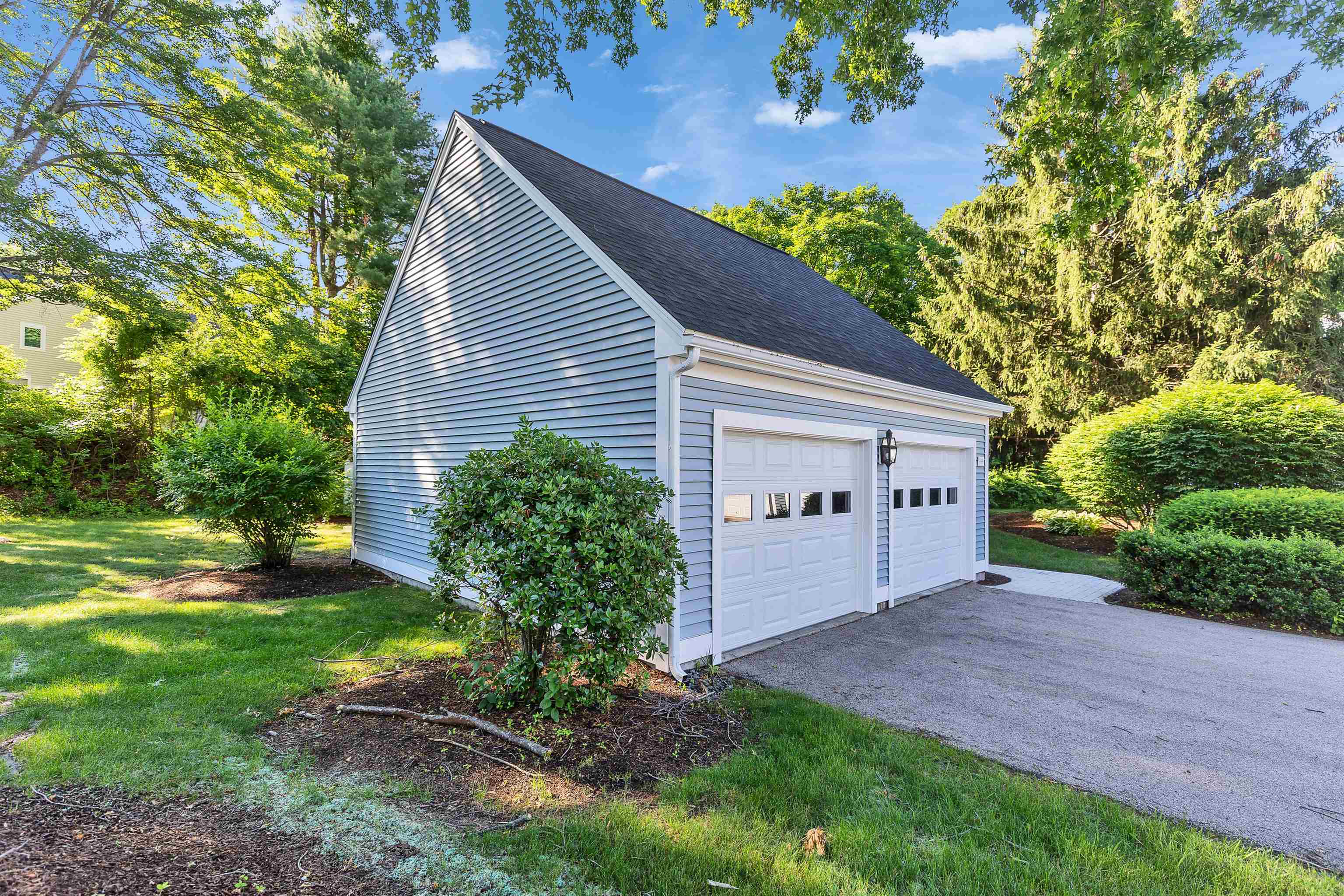 555 Straw Hill Road Manchester, NH 03104 - Photo 3 of 45