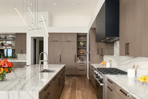 $9,950,000 | 9345 Northeast 19th Street, Clyde Hill, WA 98004
