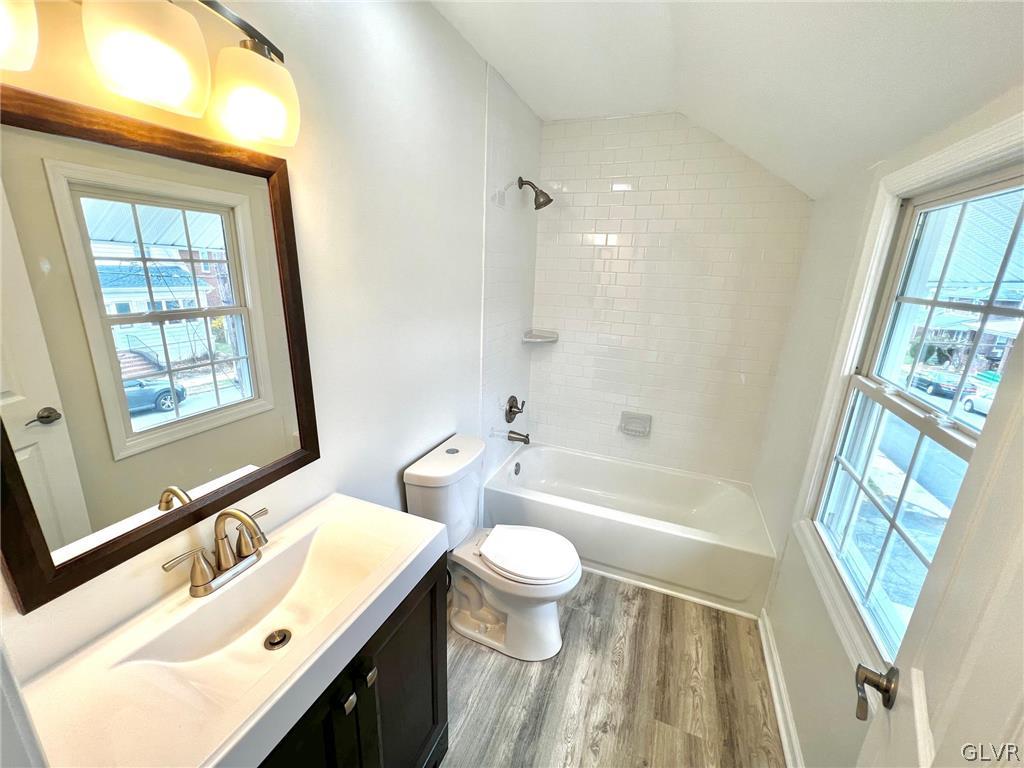 620 Pembroke Road Bethlehem, PA 18018 - Photo 17 of 24 main bath pic 2