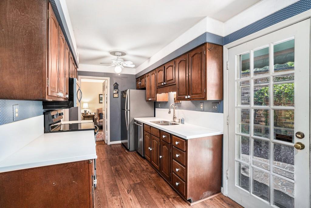 1484 Leafmore Place Decatur, GA 30033 - Photo 13 of 33 a kitchen with a stove a refrigerator and a sink