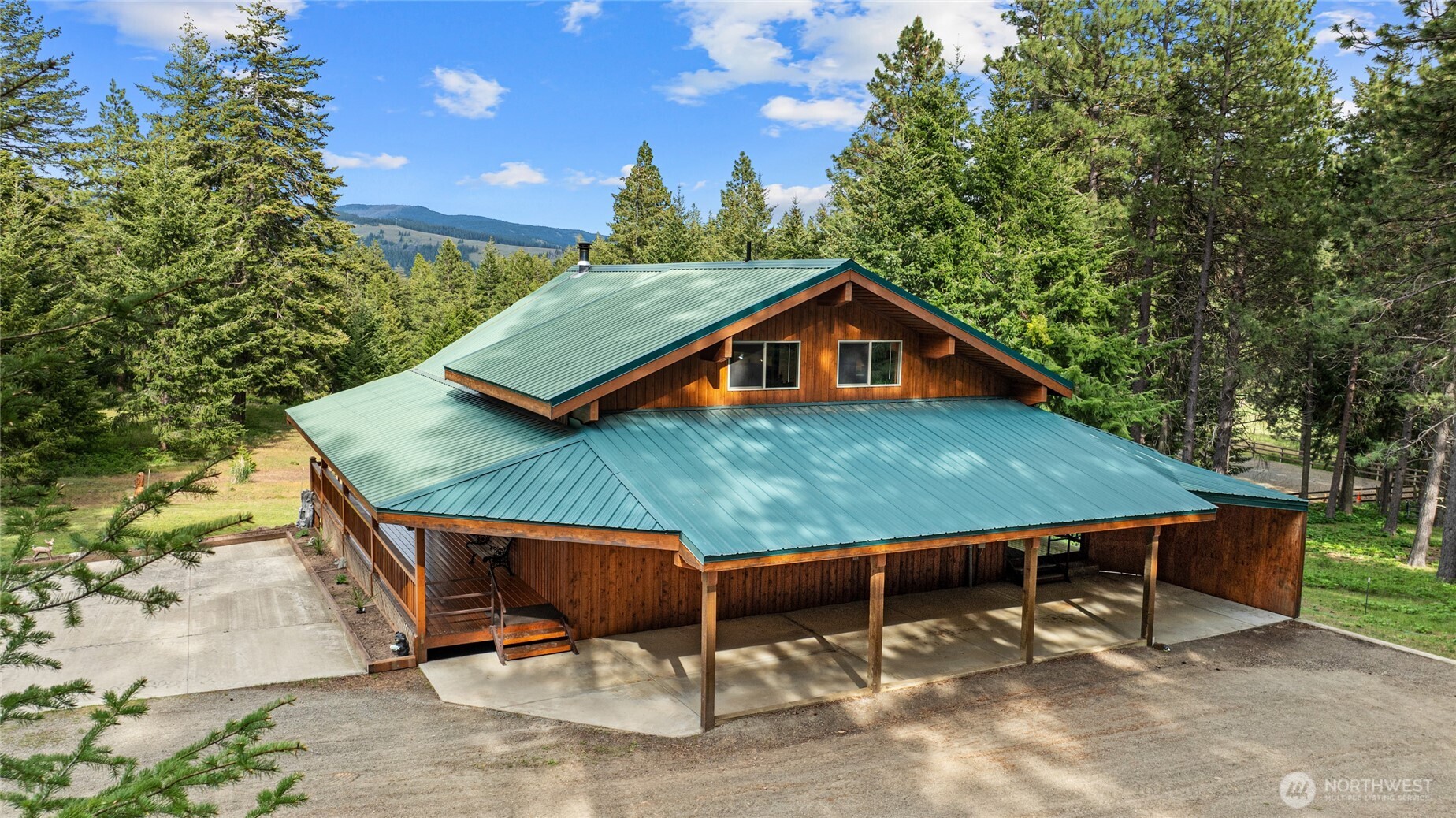 1101 Emerick Road Cle Elum, WA 98922 - Photo 17 of 40 a backyard of a house with table and chairs