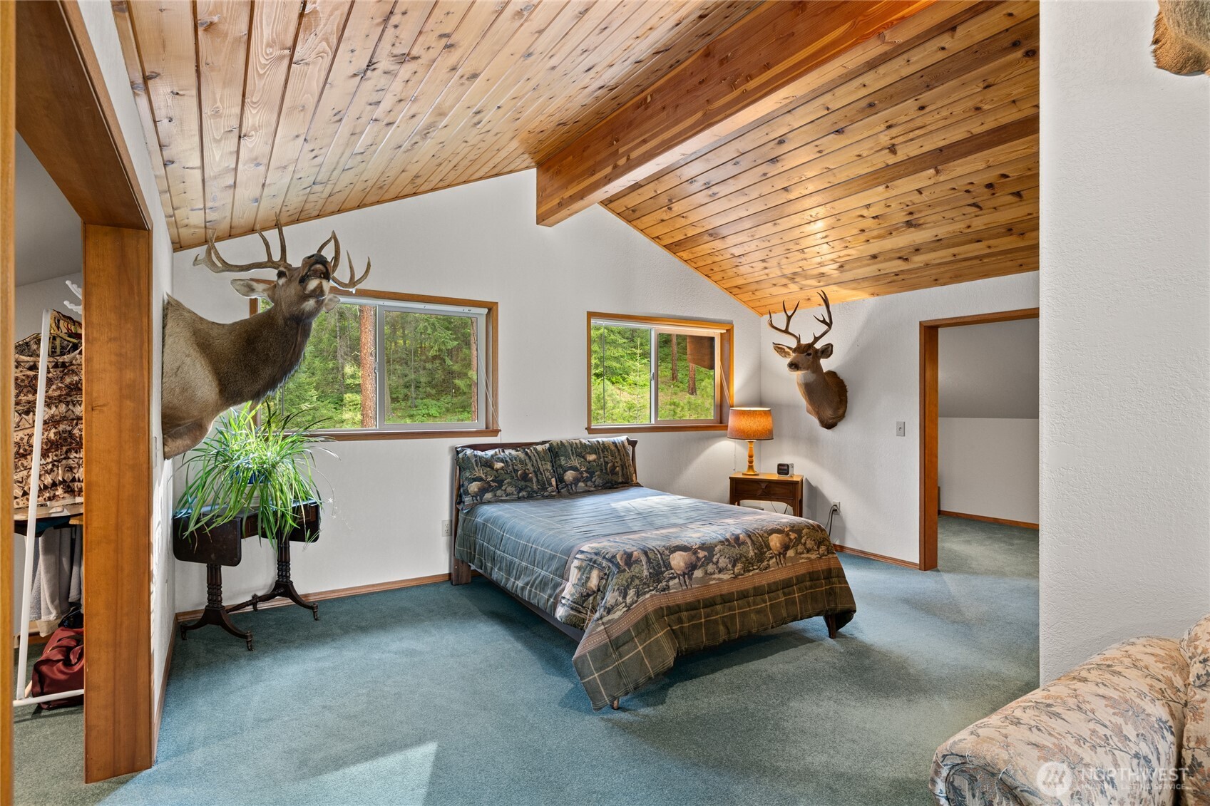 1101 Emerick Road Cle Elum, WA 98922 - Photo 25 of 40 a bedroom with a bed and a potted plant