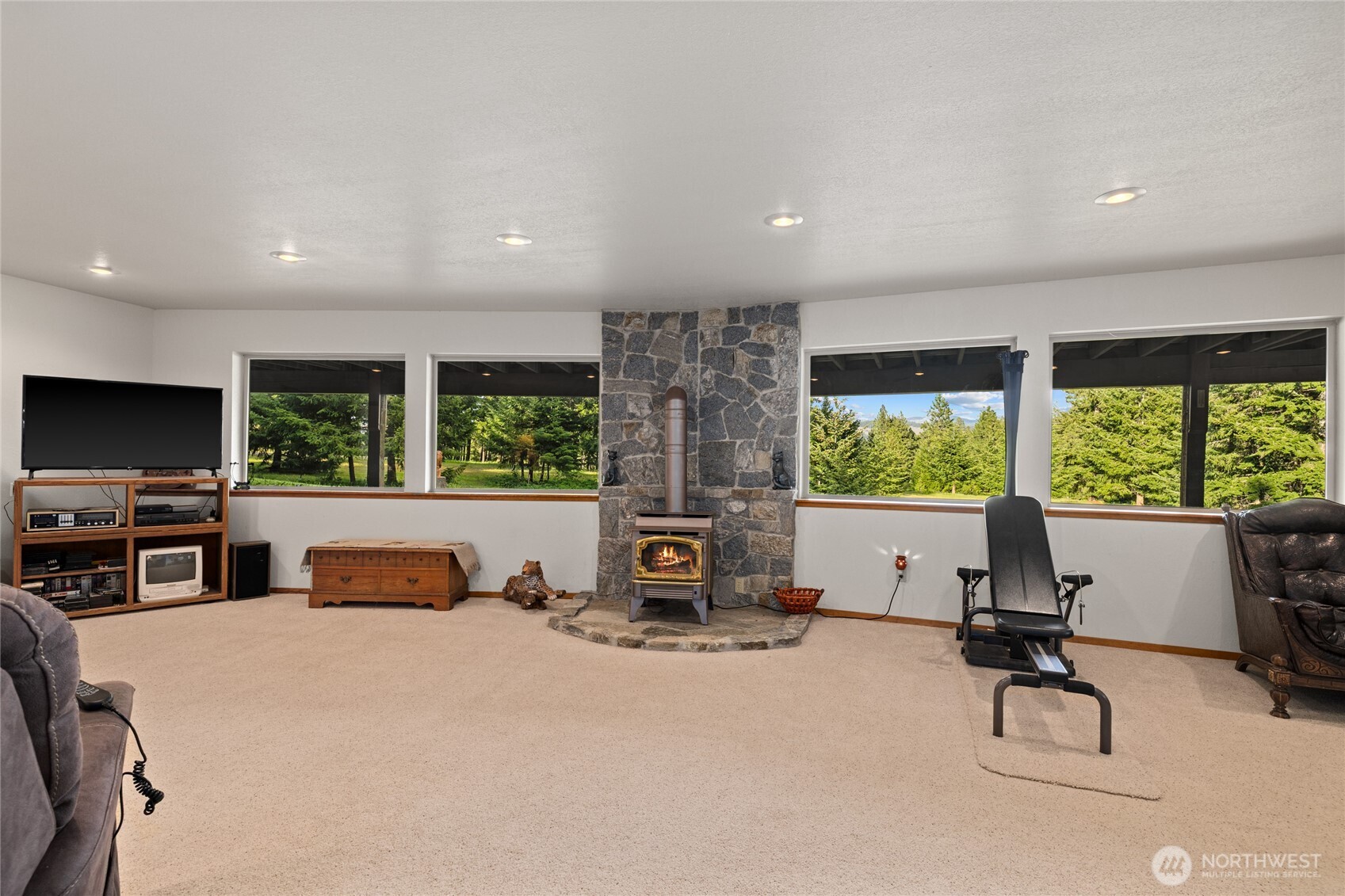 1101 Emerick Road Cle Elum, WA 98922 - Photo 30 of 40 a living room with furniture tv and large windows