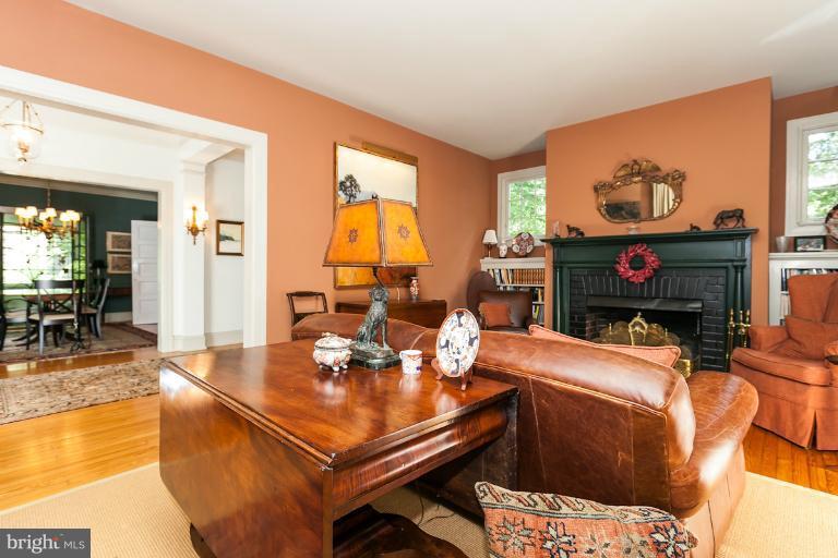 202 Longwood Road Baltimore, MD 21210 - Photo 6 of 22 Living Room