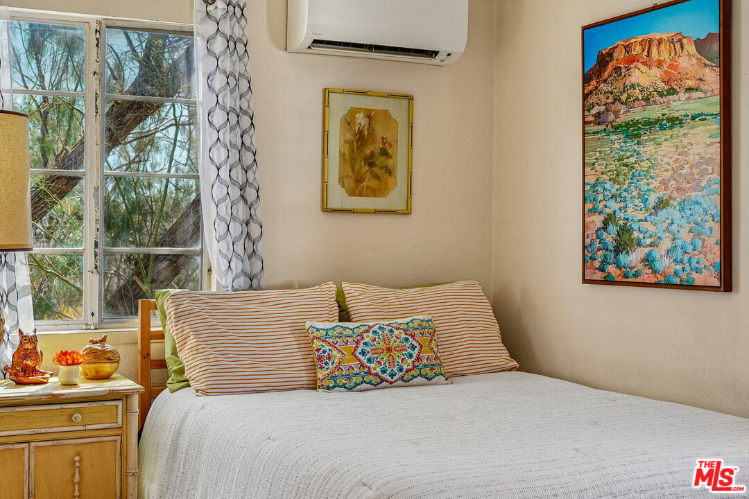 61855 Valley View Circle Joshua Tree, CA 92252 - Photo 27 of 59 a bedroom with a bed and a window