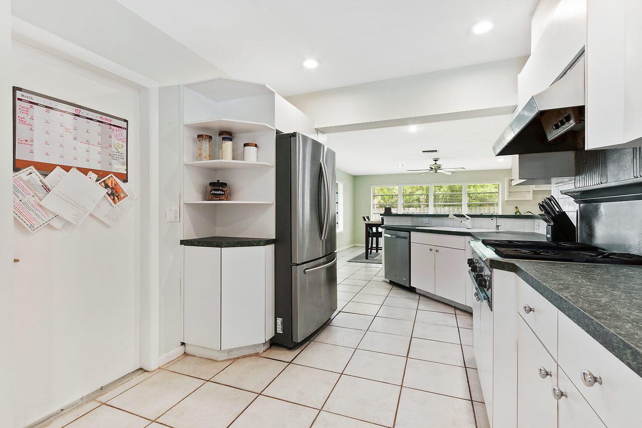 445 Northeast 37th Street Boca Raton, FL 33431 - Photo 17 of 28 Kitchen