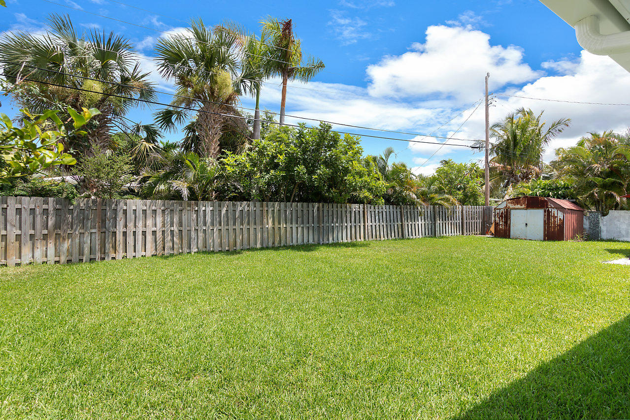 445 Northeast 37th Street Boca Raton, FL 33431 - Photo 27 of 28 Yard