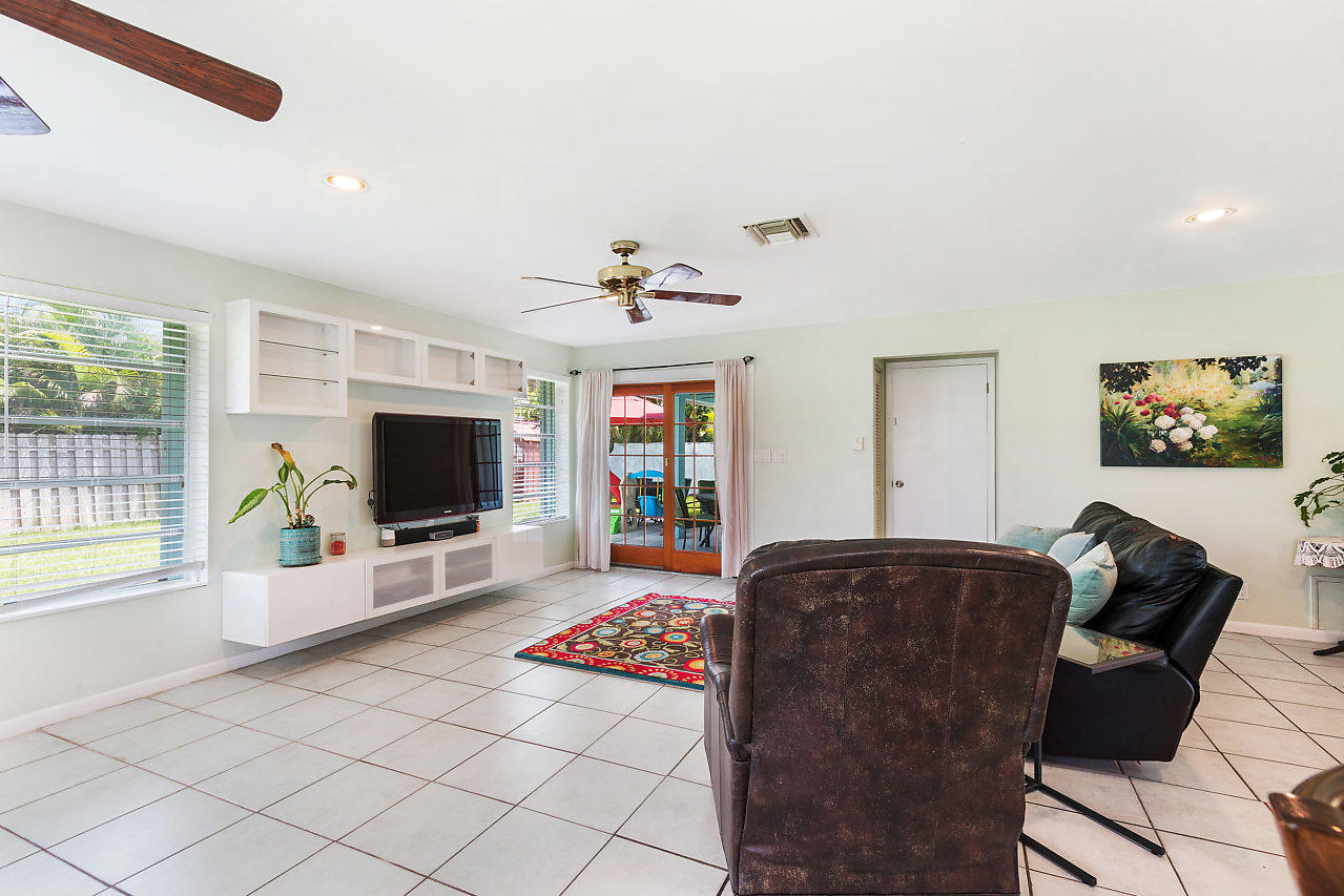 445 Northeast 37th Street Boca Raton, FL 33431 - Photo 5 of 28 Family Room