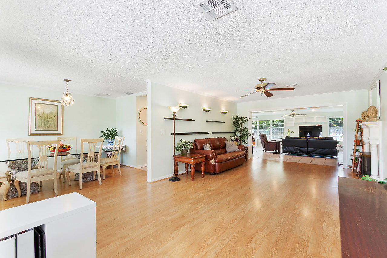 445 Northeast 37th Street Boca Raton, FL 33431 - Photo 10 of 28 Living Room