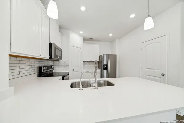 $1,800 | 15321 Sherwin Oak, San Antonio, TX 78253