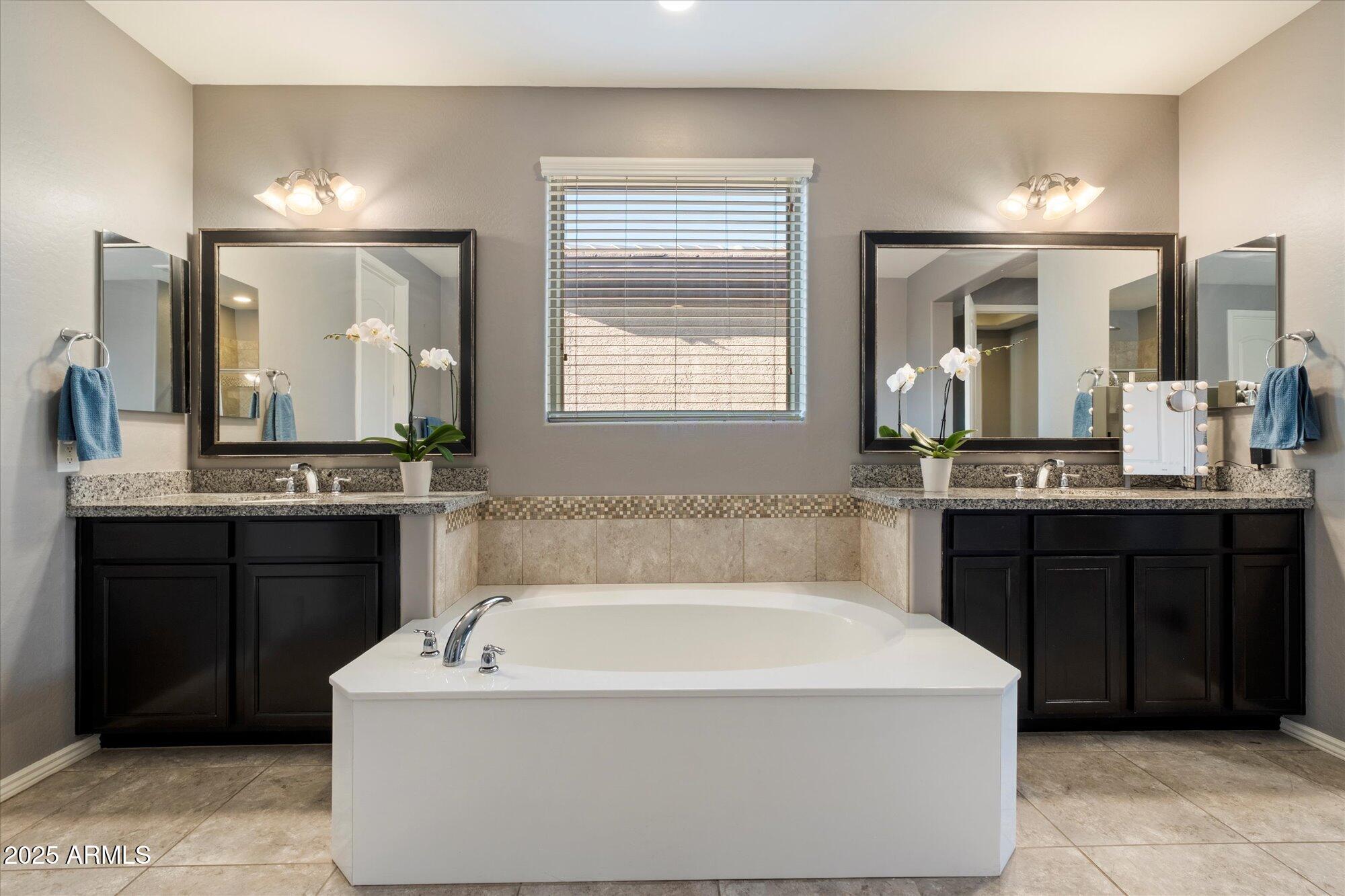 5123 South Mariposa Drive Gilbert, AZ 85298 - Photo 15 of 35 a spacious bathroom with a tub double sink and mirror