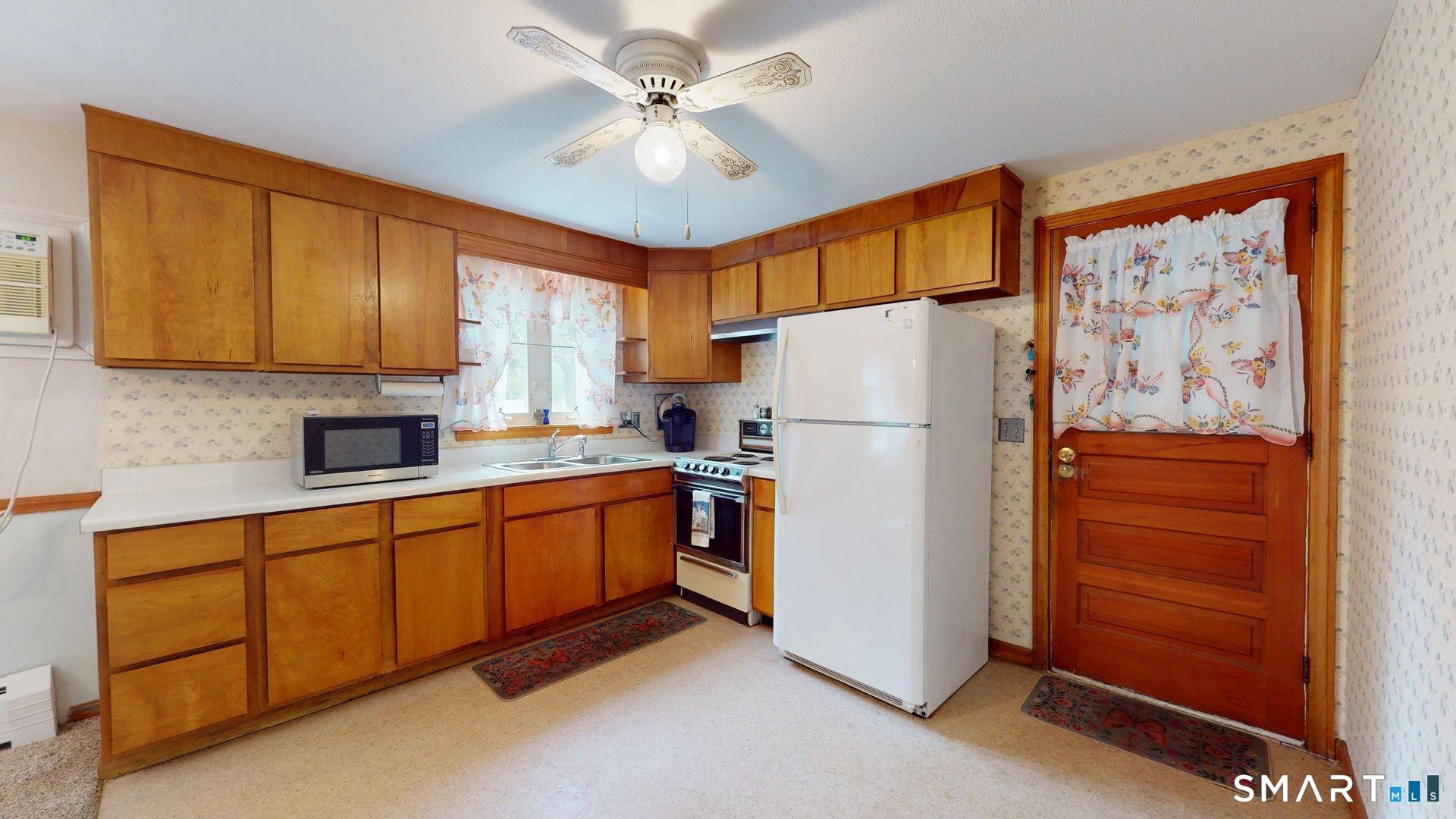 5 Pershing Road Windsor Locks, CT 06096 - Photo 3 of 40