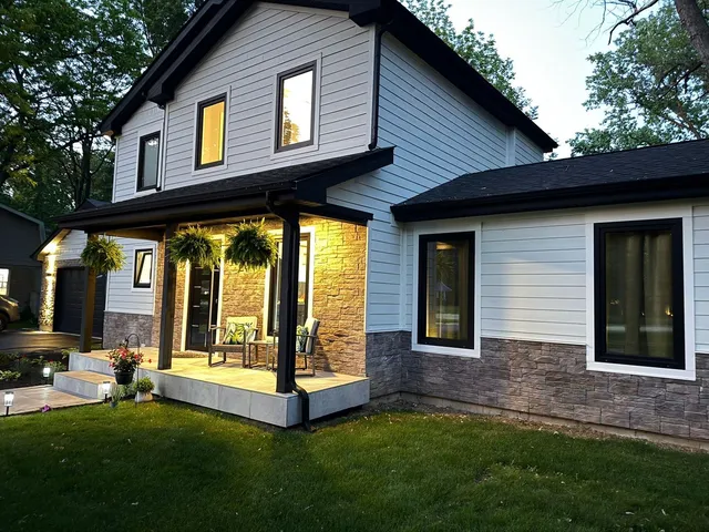 a view of front of a house with a yard