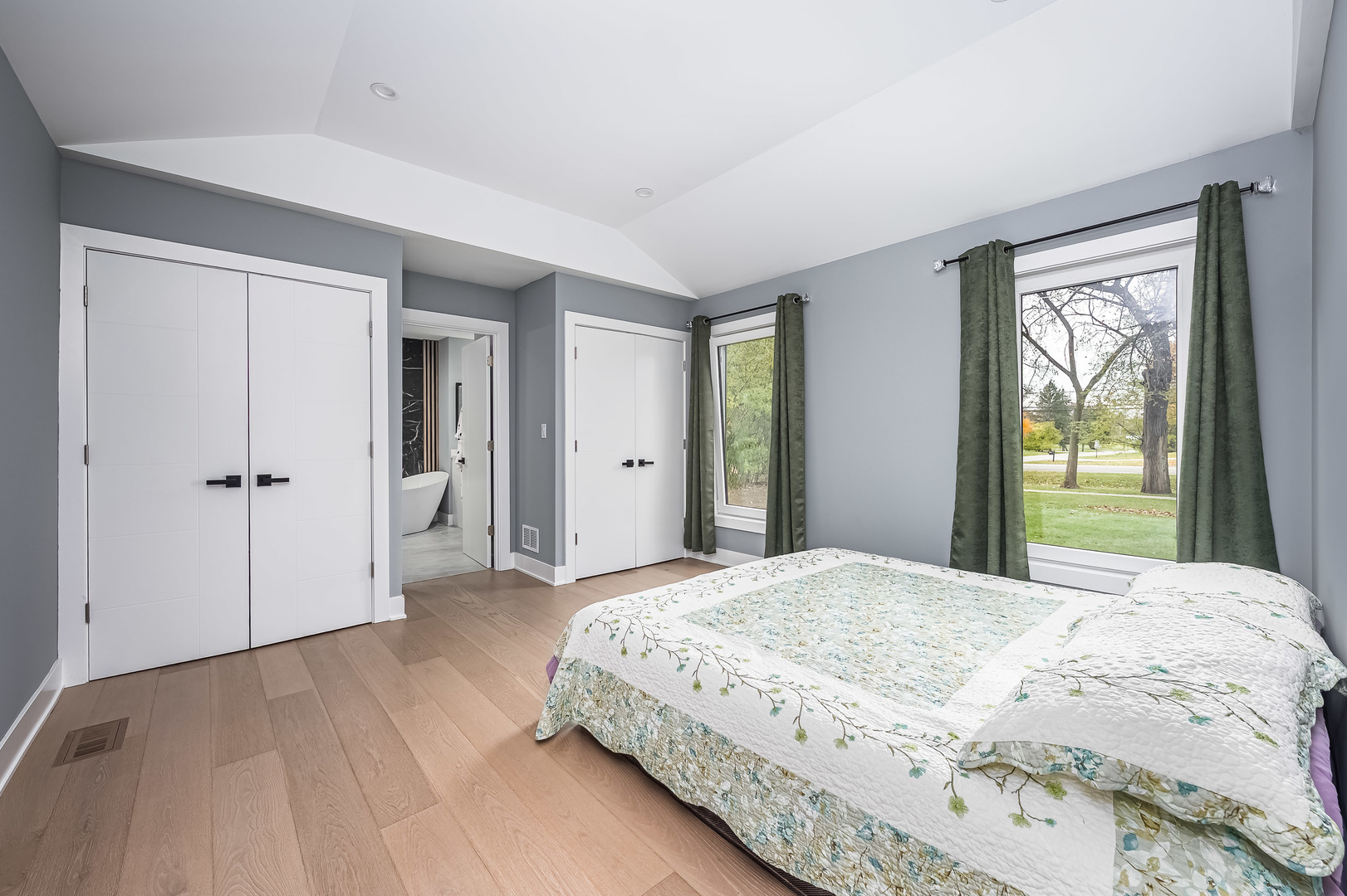 101 North Schoenbeck Road Prospect Heights, IL 60070 - Photo 9 of 30 a spacious bedroom with a bed and a window
