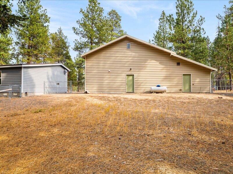 152382 Wagon Trail Road La Pine, OR 97739 - Photo 32 of 35 Leased propane tank.