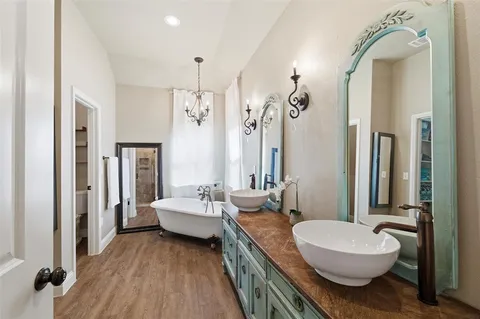 $717,997 | 128 Remuda Court East, Fort Worth, TX 76108