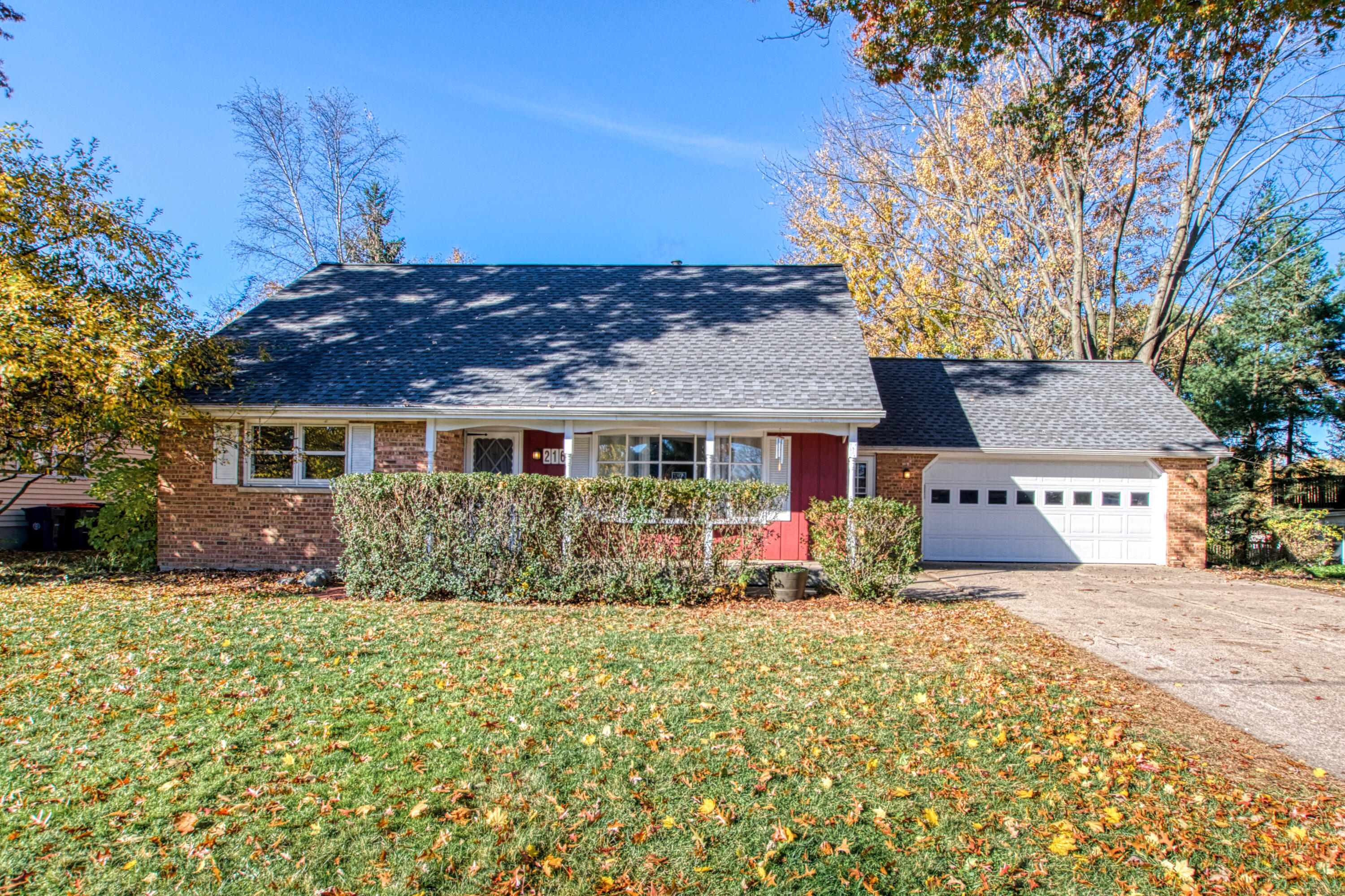 216 Country Club Road Holland, MI 49423 - Photo 2 of 43 Front Exterior View