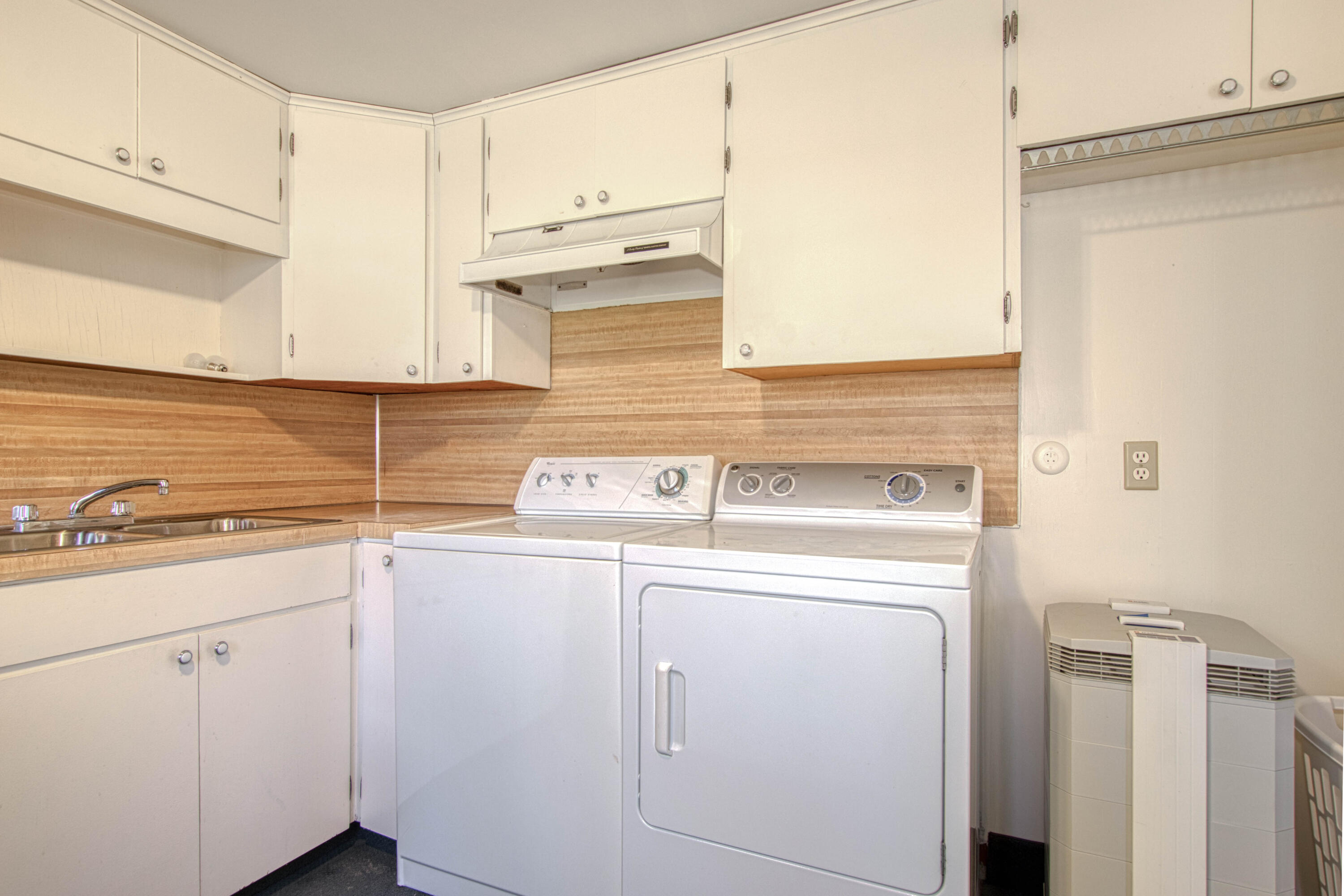 216 Country Club Road Holland, MI 49423 - Photo 32 of 43 Laundry Room