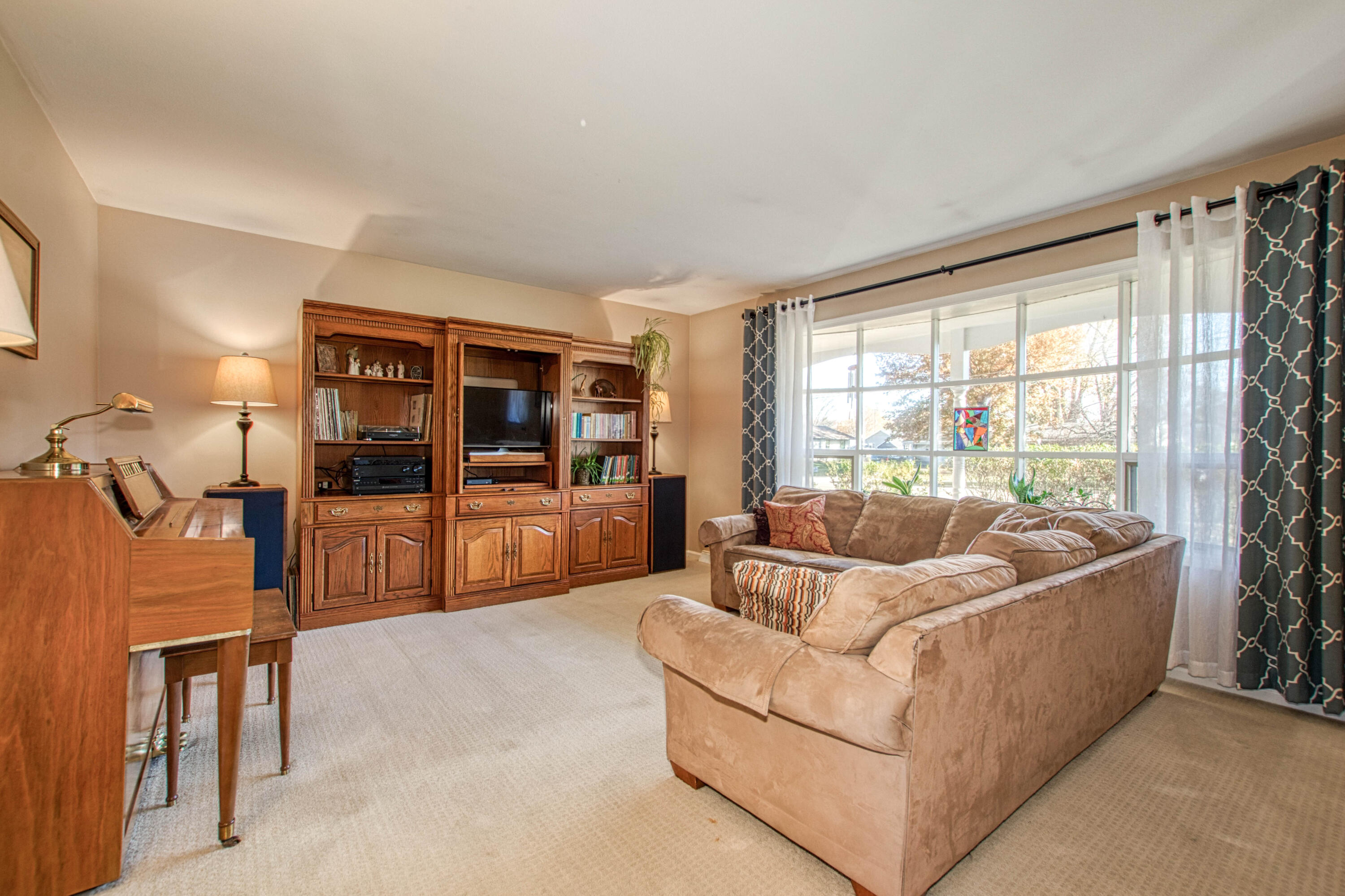 216 Country Club Road Holland, MI 49423 - Photo 5 of 43 Living Room