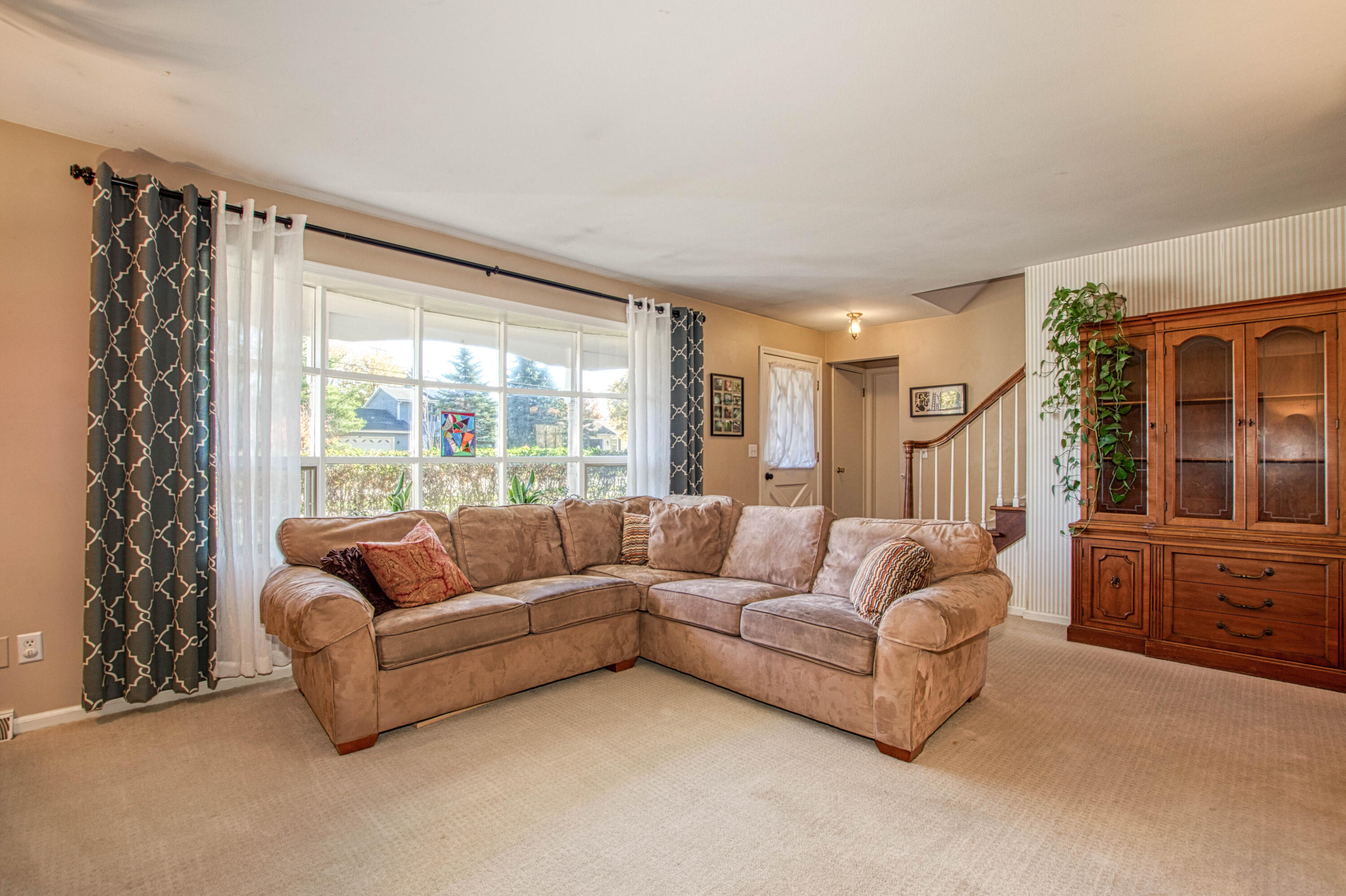 216 Country Club Road Holland, MI 49423 - Photo 6 of 43 Living Room
