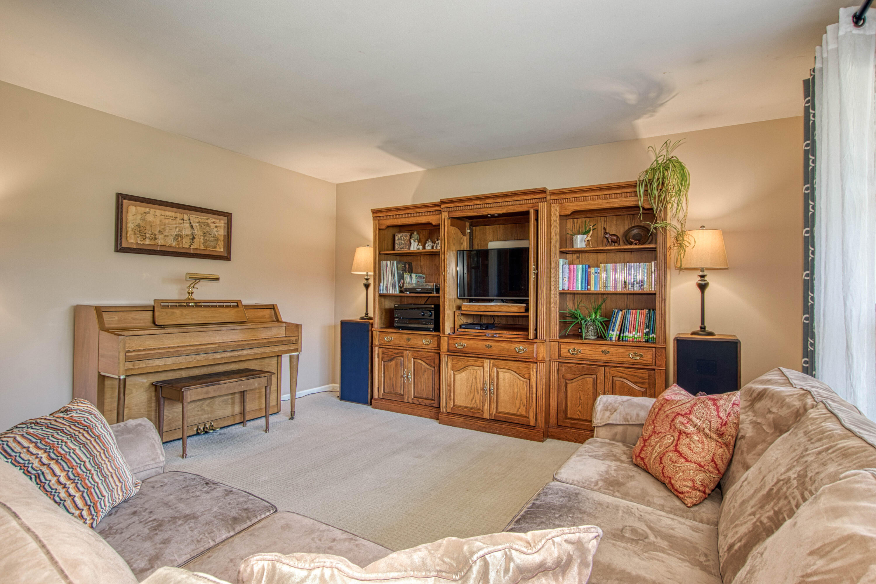 216 Country Club Road Holland, MI 49423 - Photo 8 of 43 Living Room