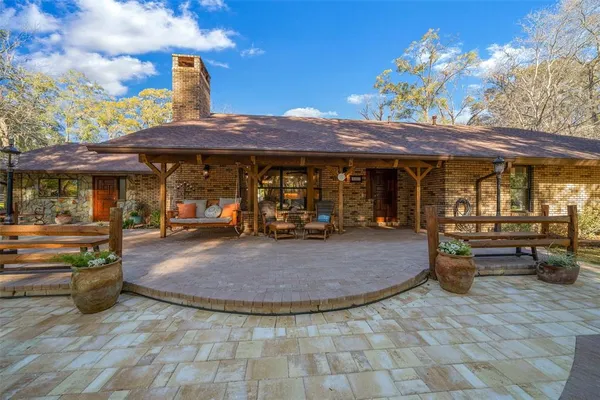 a view of a house with backyard and sitting area