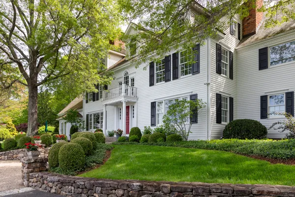 a view of a yard in front of house