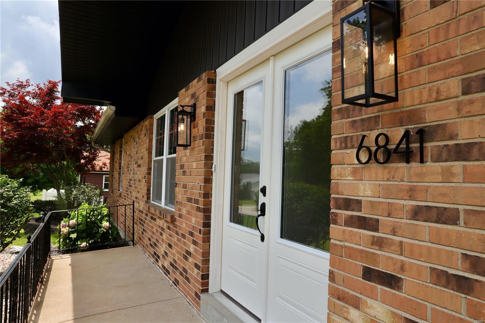 6841 Elmpoint Lane St. Louis, MO 63129 - Photo 3 of 39