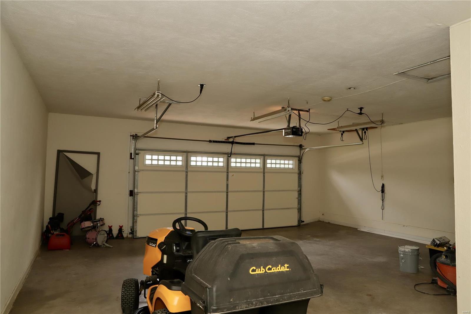 6841 Elmpoint Lane St. Louis, MO 63129 - Photo 32 of 39