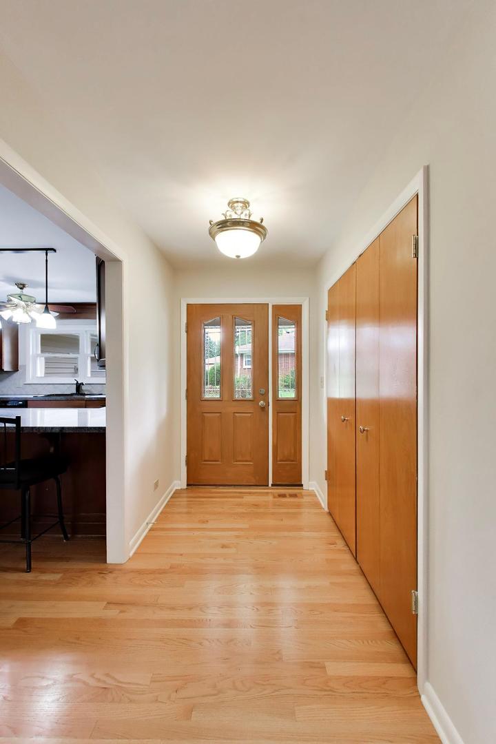 427 West Helen Road Palatine, IL 60067 - Photo 6 of 29 Gallery Image 6