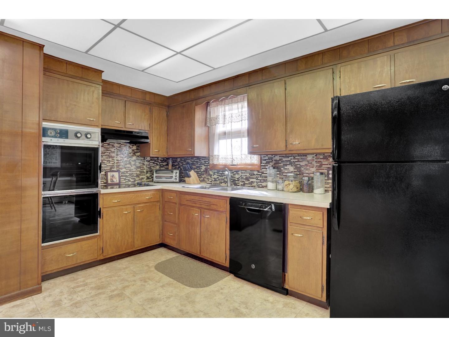 315 Hamaker Road Manheim, PA 17545 - Photo 7 of 25 Kitchen