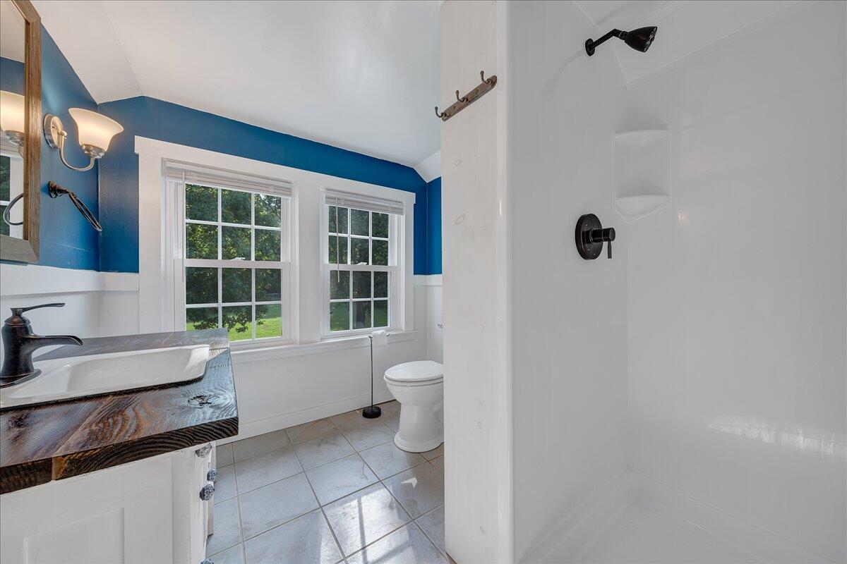 3214 Oakdale Road Southwest Roanoke, VA 24018 - Photo 21 of 27 21.Master Bath