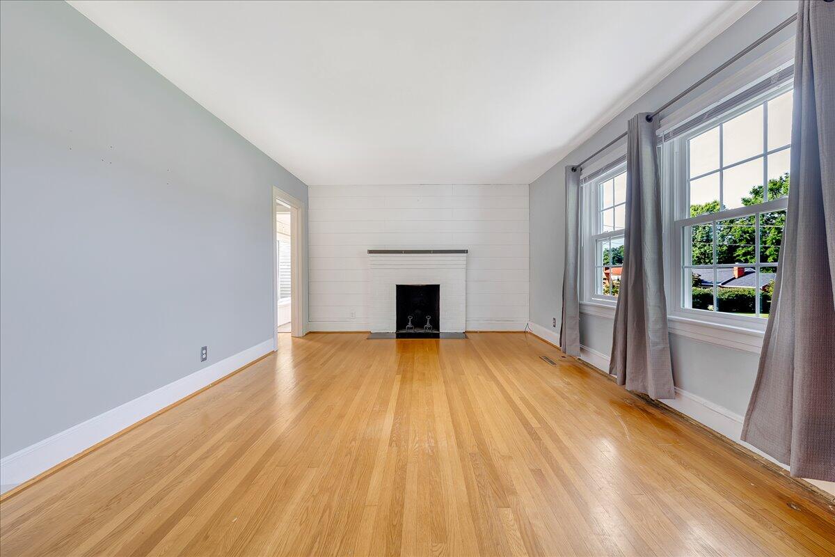 3214 Oakdale Road Southwest Roanoke, VA 24018 - Photo 6 of 27 06.Living Room