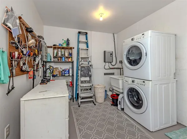 $395,000 | 1261 Lakeside Drive, Venice, FL 34293