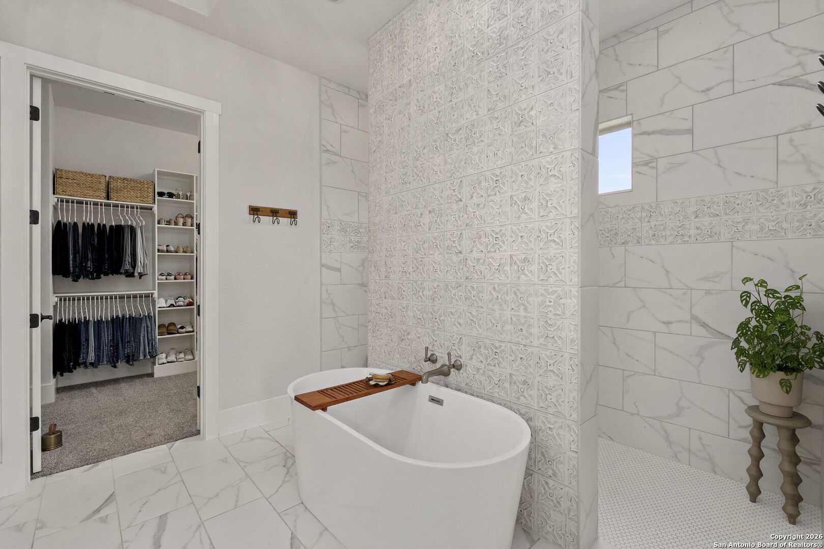 71 Sabinas Creek Ranch Road Boerne, TX 78006 - Photo 20 of 38 a bathroom with a sink and bathtub